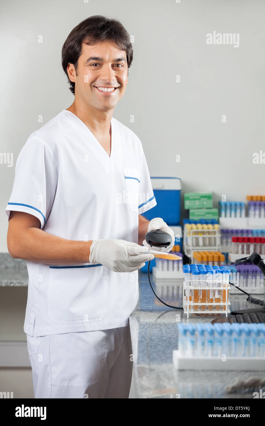 Mann Scannen medizinische Probe im Labor Stockfoto