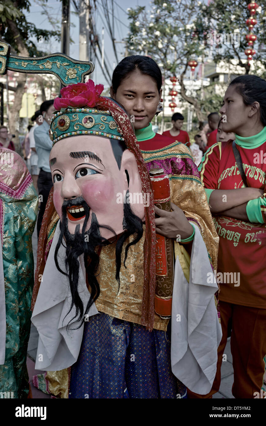 Straßenunterhalter in traditioneller Tracht bei einer chinesischen Neujahrsveranstaltung. Thailand S. E. Asien Stockfoto