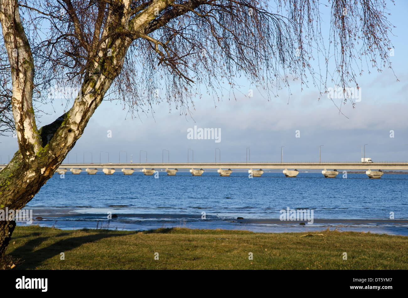 Im frühen Frühjahr an der Öland-Brücke in Schweden anzeigen Stockfoto