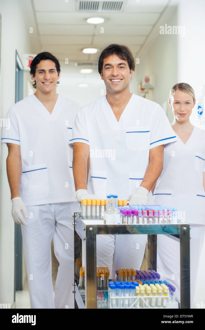Techniker mit medizinischen Wagen im Krankenhausflur Stockfoto