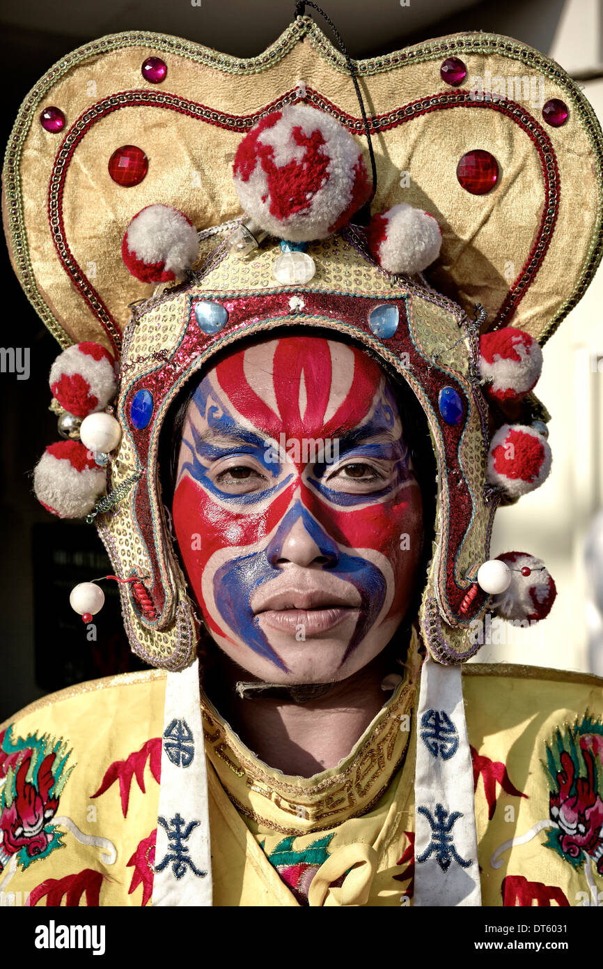 Chinesisches Neujahr. Porträt eines Straßenunterhalters und Make-up. Das Jahr des Pferdes 2014. Thailand S. E. Asien Stockfoto
