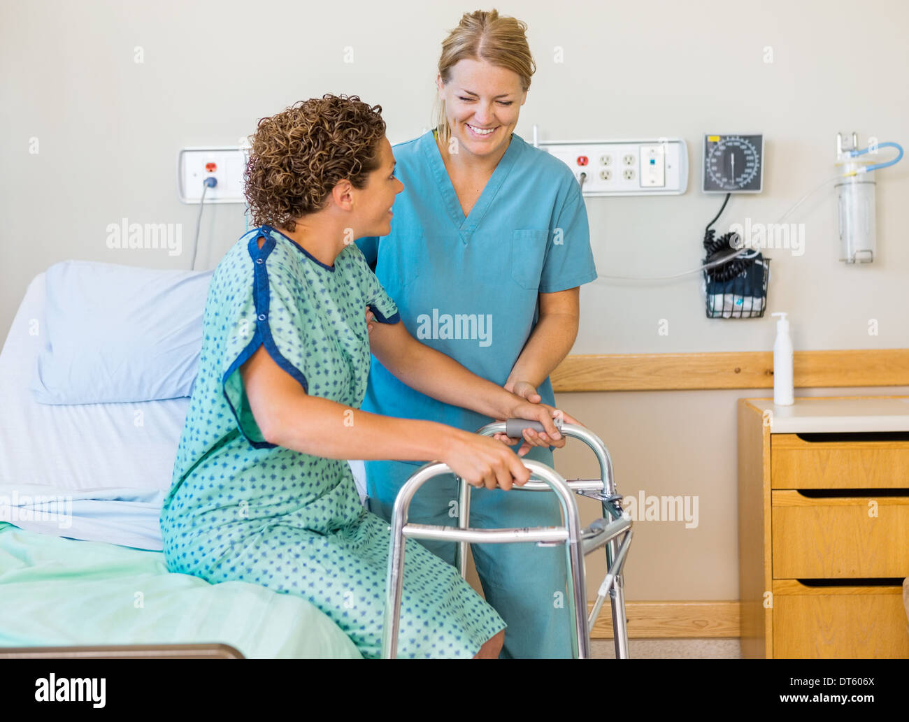 Krankenschwester helfen Patienten mit Rollator im Krankenhaus Stockfoto