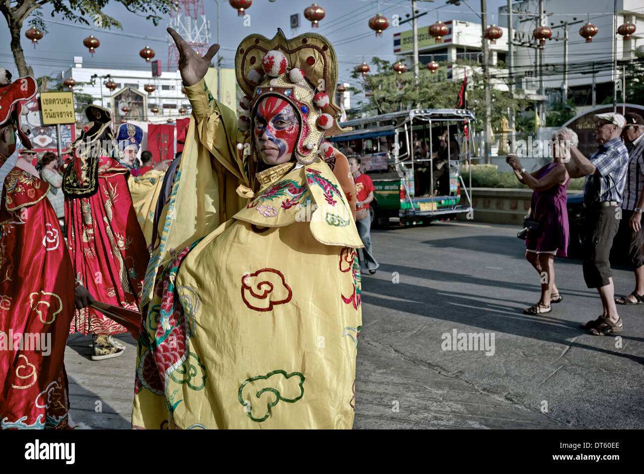 Chinesisches Neujahr. Straßenunterhalter in traditioneller Tracht bei einer chinesischen Neujahrsveranstaltung. Thailand S. E. Asien Stockfoto