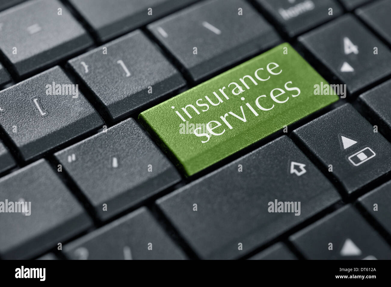 Konzept der Online-Versicherung. Wörter Versicherungsleistungen auf Taste der Computertastatur. Stockfoto