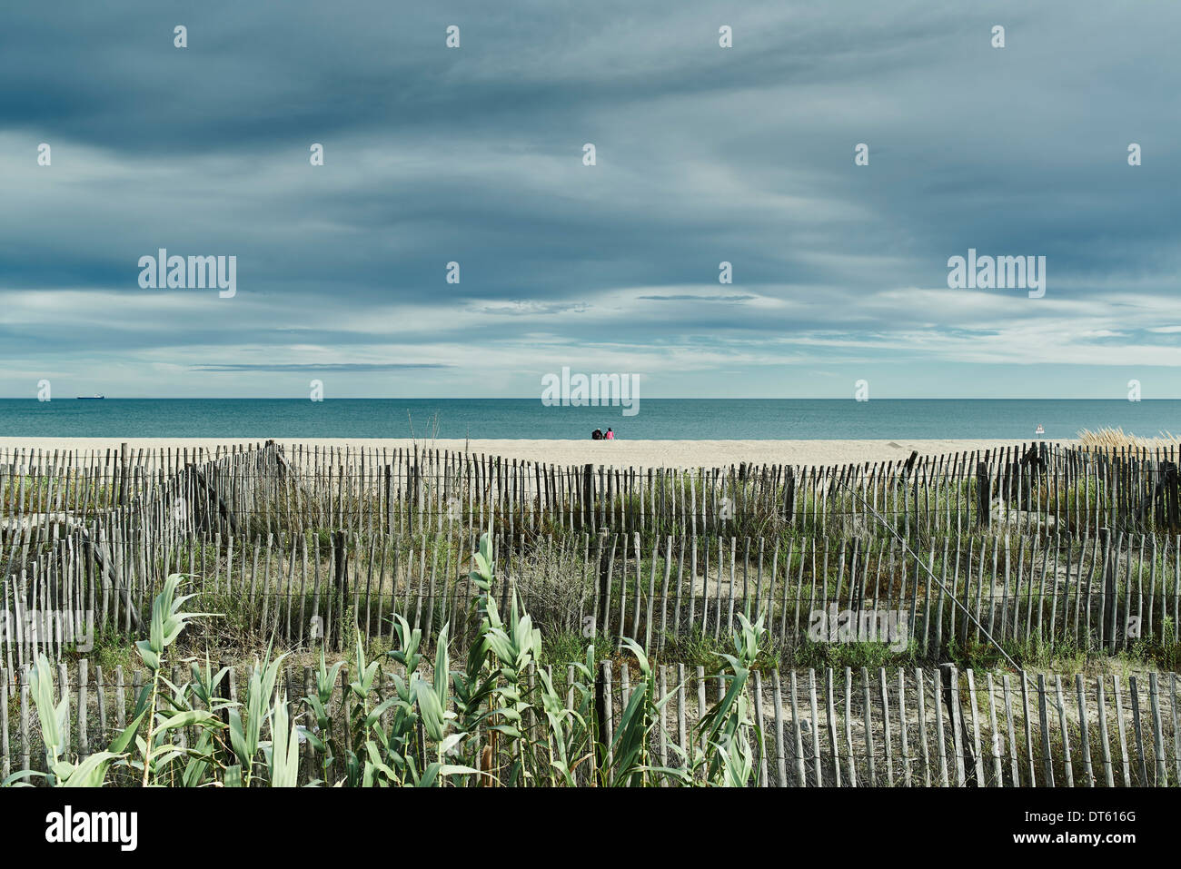 Fernblick über paar am Strand, Montpellier, Frankreich Stockfoto