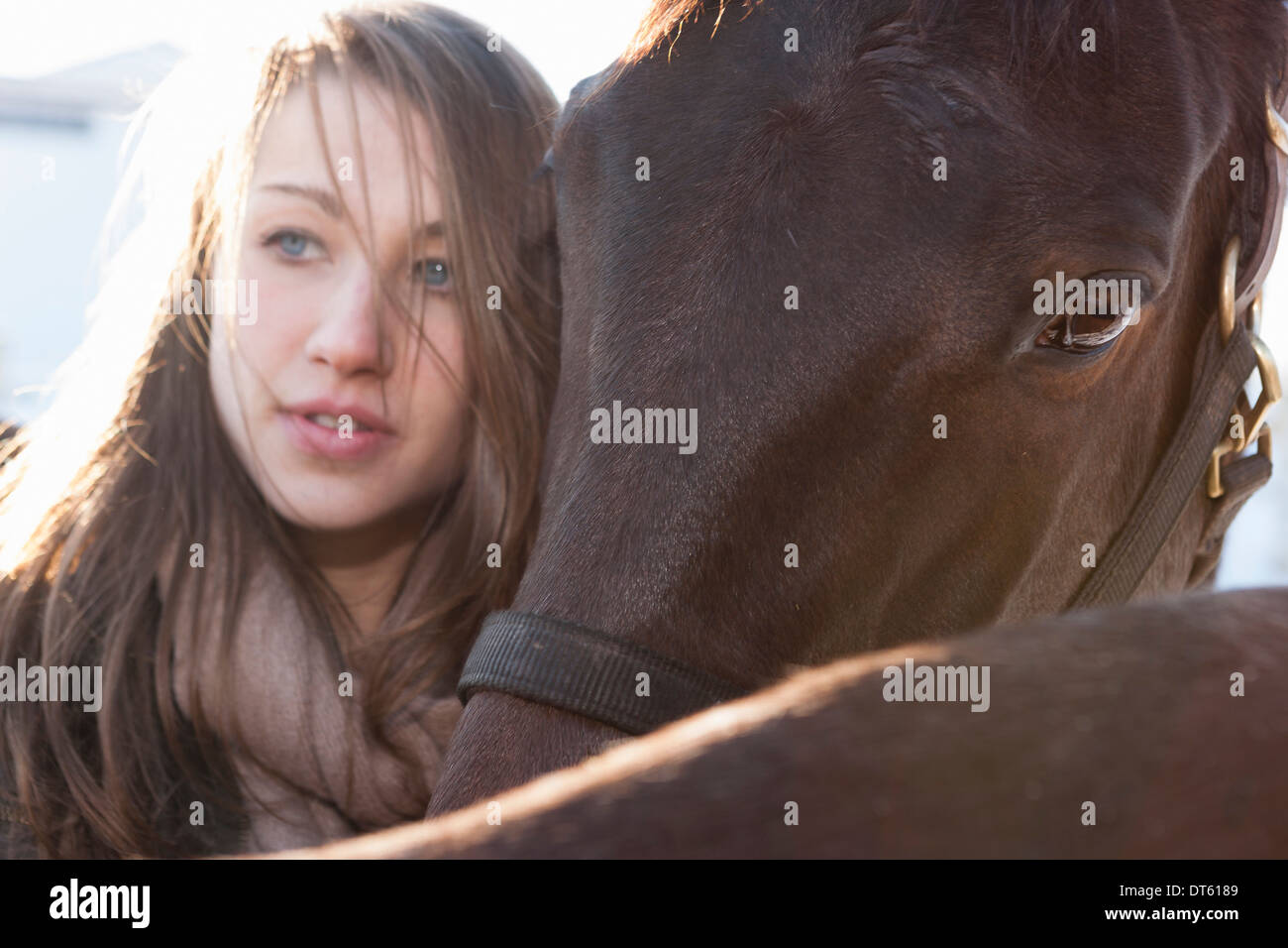 Junge Frau mit Pferde hautnah Stockfoto