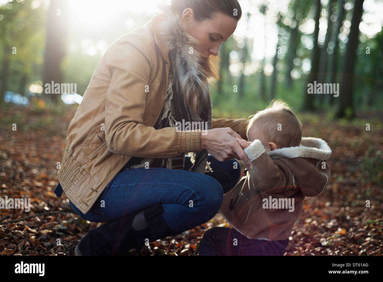 Mutter und männliche Kleinkind im Wald Stockfoto