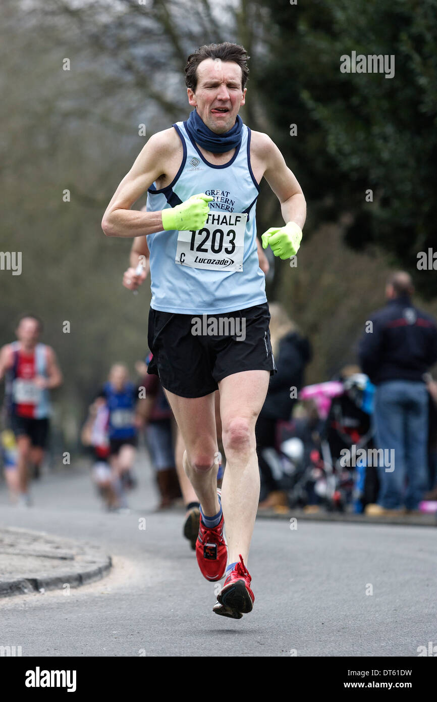 Ein männlicher Läufer wird fotografiert am Halbmarathon Bad Rennen teilnehmen. Stockfoto