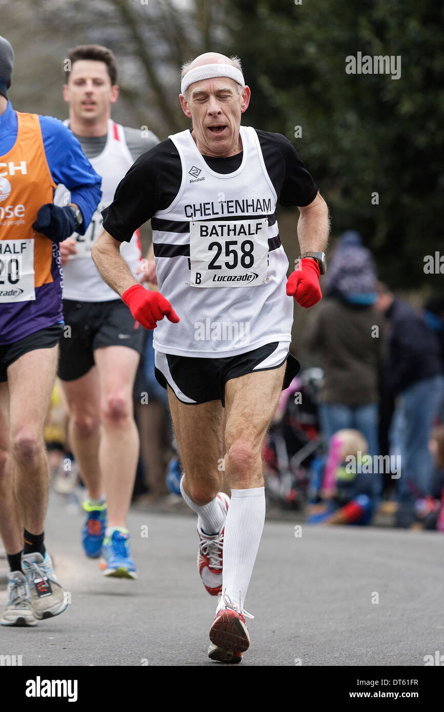 Eine ältere männliche Läufer wird fotografiert am Halbmarathon Bad Rennen teilnehmen. Stockfoto
