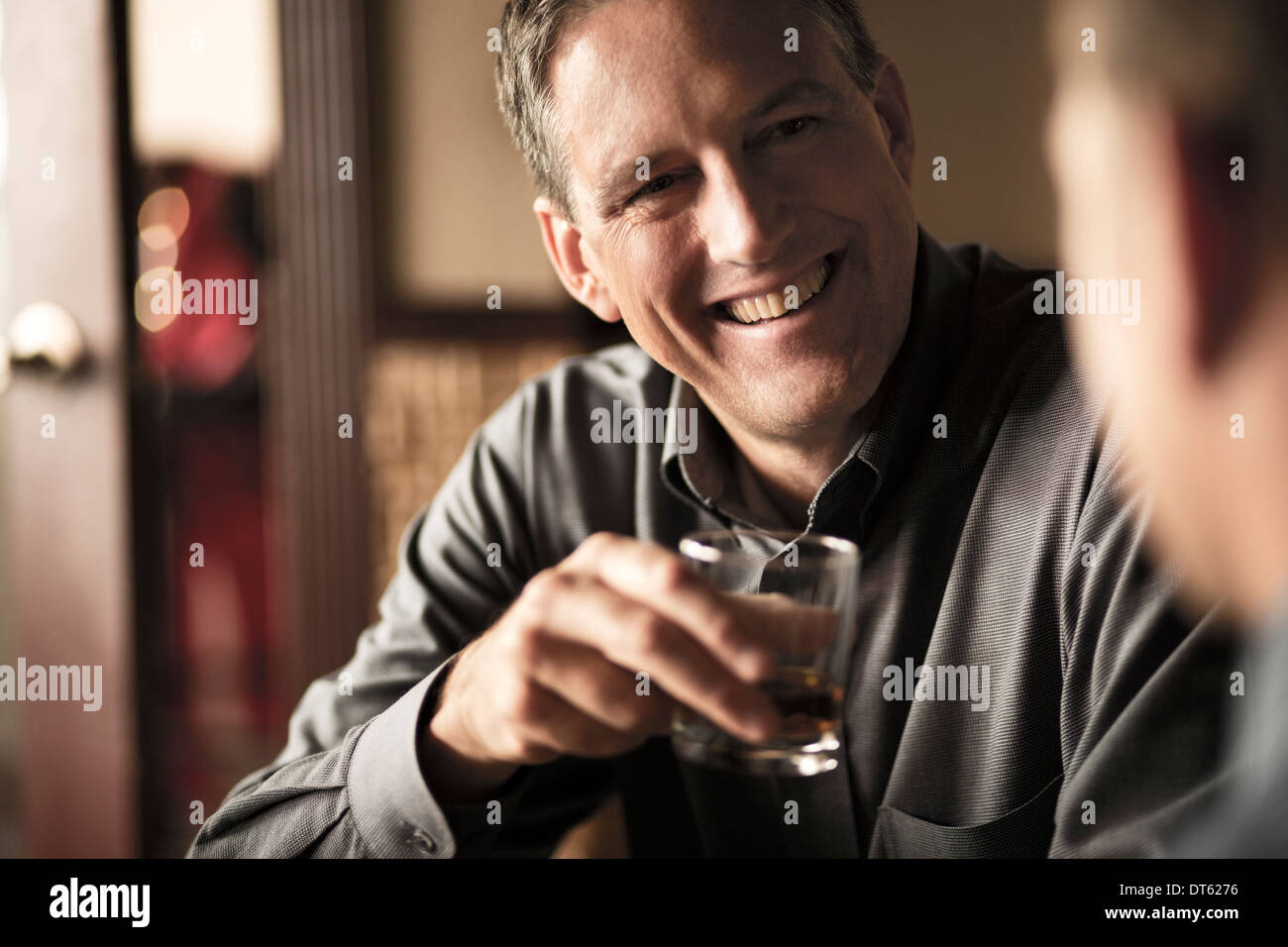 Geschäftspartnern teilen einen Drink in der Weinbar Stockfoto