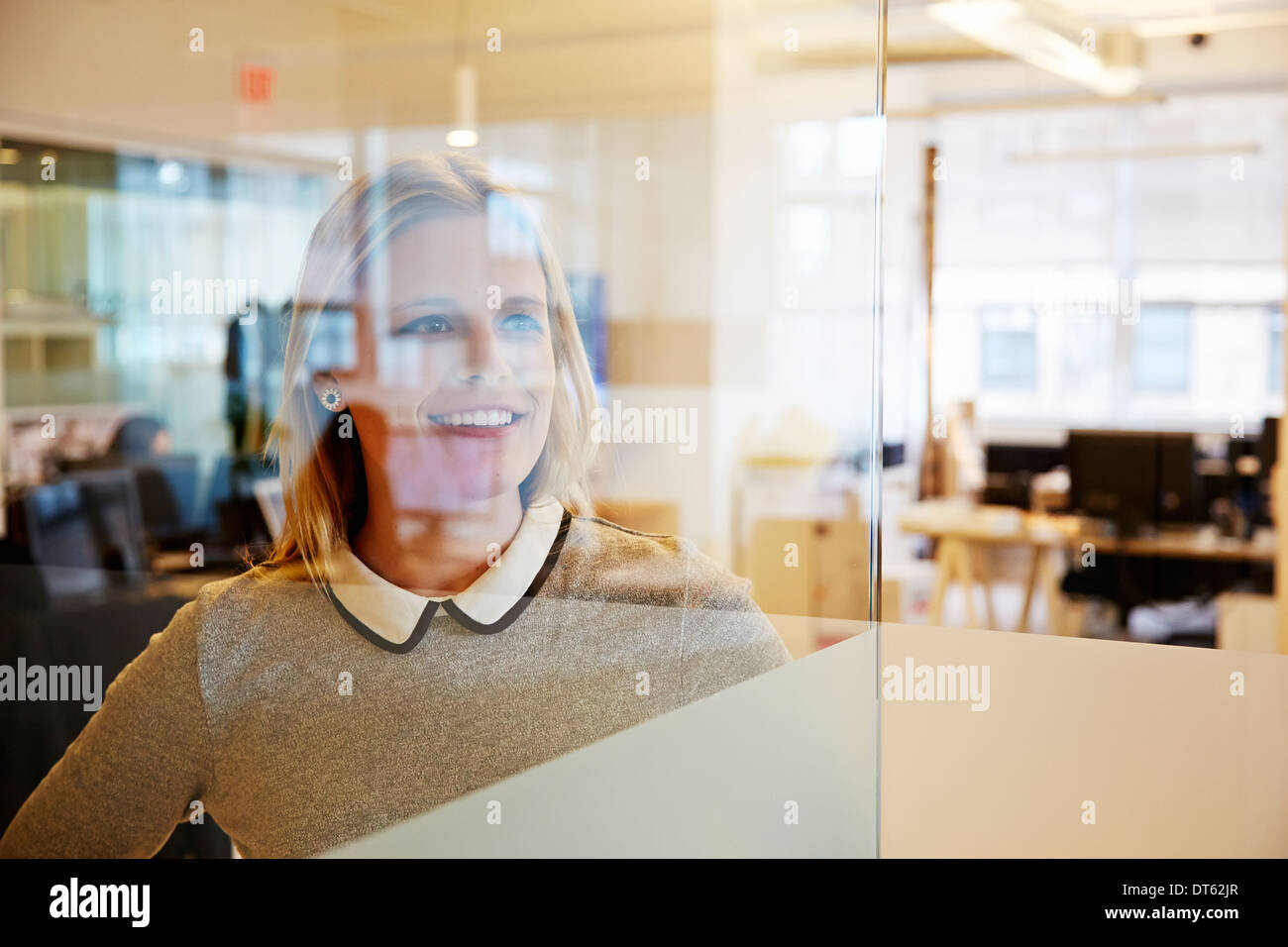 Blick durchs Glas weibliche Büroangestellte Stockfoto