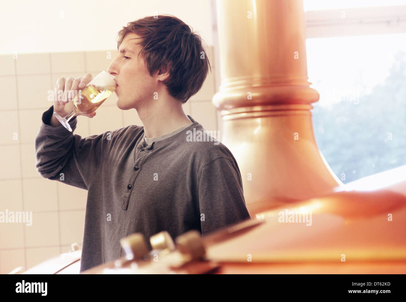 Junger Mann schmecken Bier in der Brauerei Stockfoto