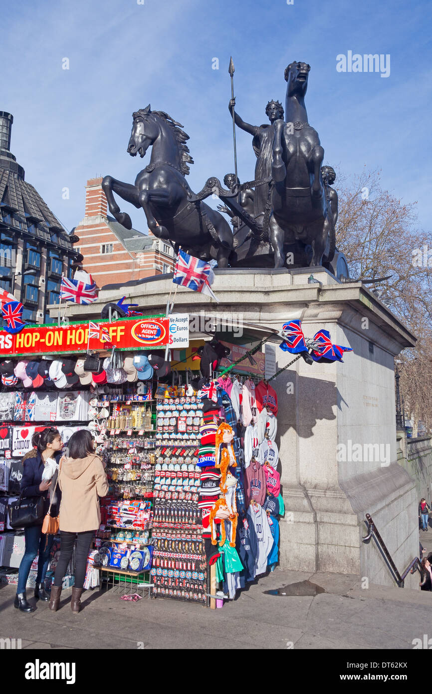 London, Westminster Bridge ein Souvenir stall im Wettbewerb um Aufmerksamkeit mit Boadicea statue Stockfoto