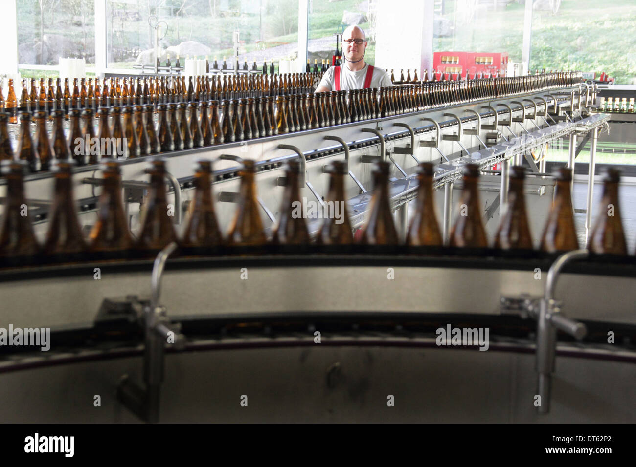 Bierflaschen auf Produktionslinie in Brauerei Stockfoto