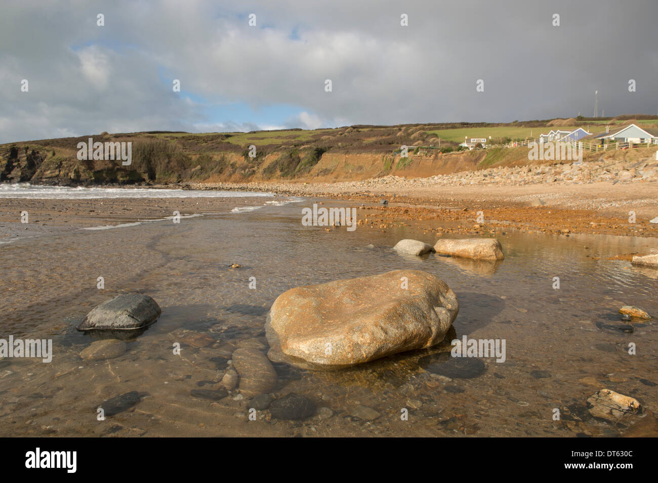 Felsfreie Sands, Cornwall, UK. 10. Februar 2014. Riesige Felsbrocken am Strand von den neuesten Stürmen hinterlegt worden und der Sand hat bei felsfreie Sand Cornwall weggewaschen. Eine Reihe von Winterstürmen führte zu starken Winden und riesige Wellen, die über die Süd-West Sachschaden verursacht haben. Bildnachweis: Bob Sharples/Alamy Live-Nachrichten Stockfoto