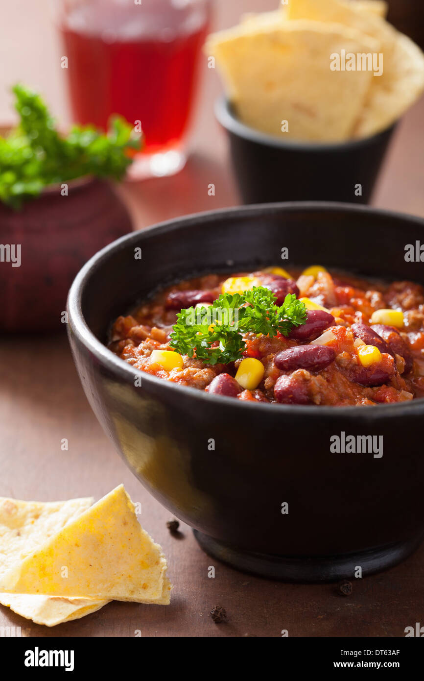 mexikanisches Chili Con Carne in schwarze Platte mit tortilla Stockfoto
