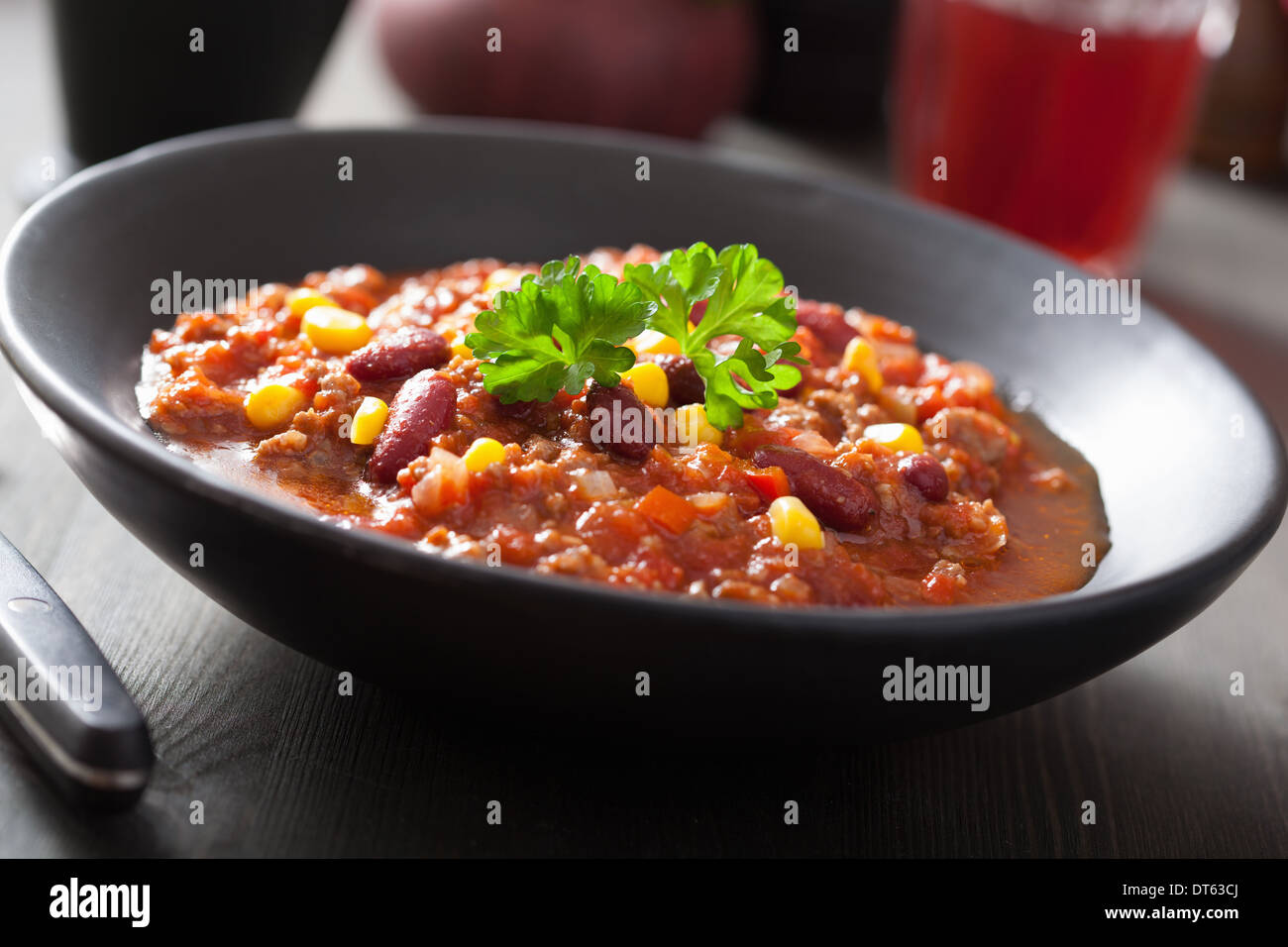 mexikanisches Chili Con Carne in schwarze Platte Stockfoto