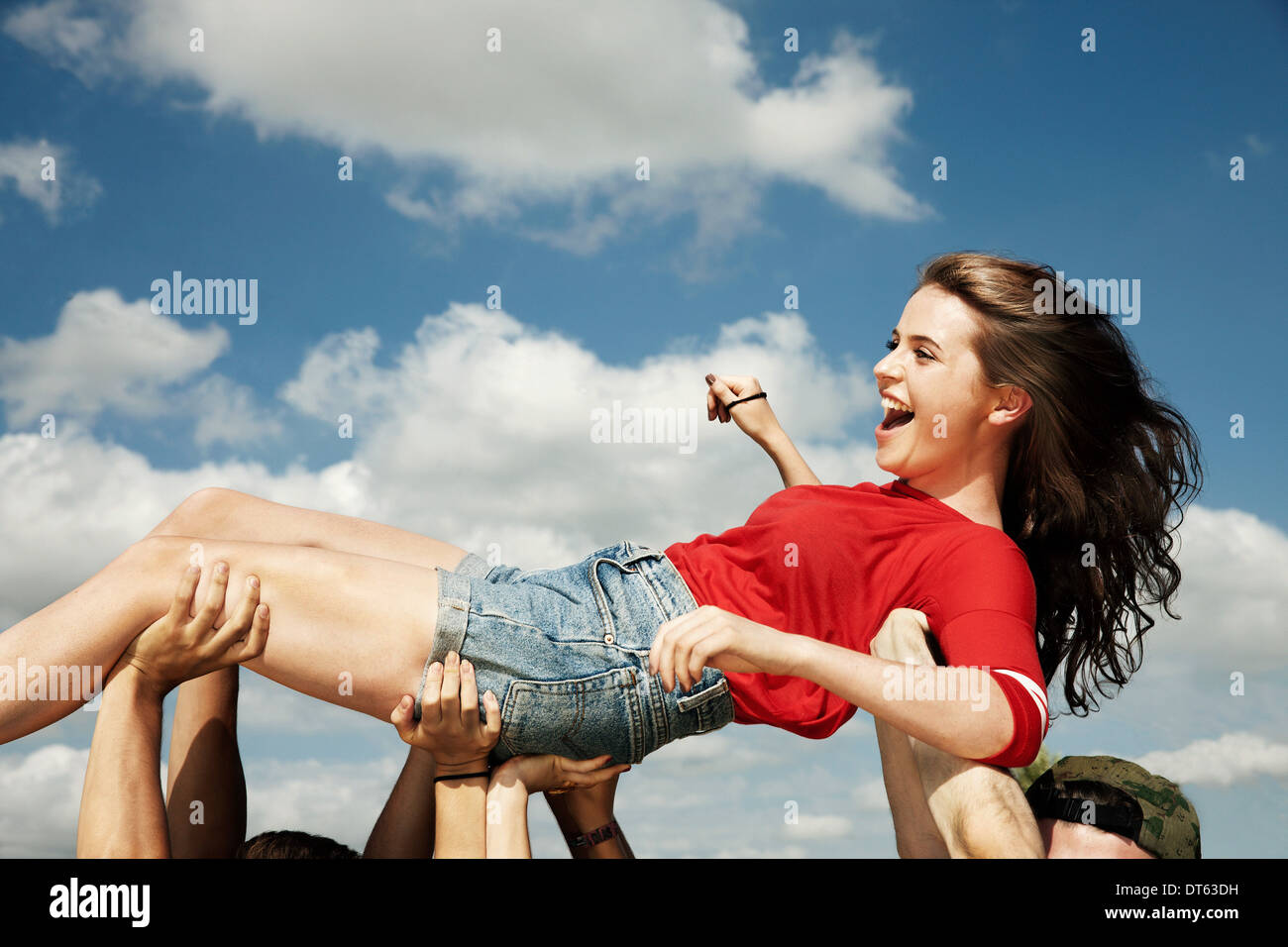 Sechs Freunde Hände hochhalten junge Frau Stockfoto