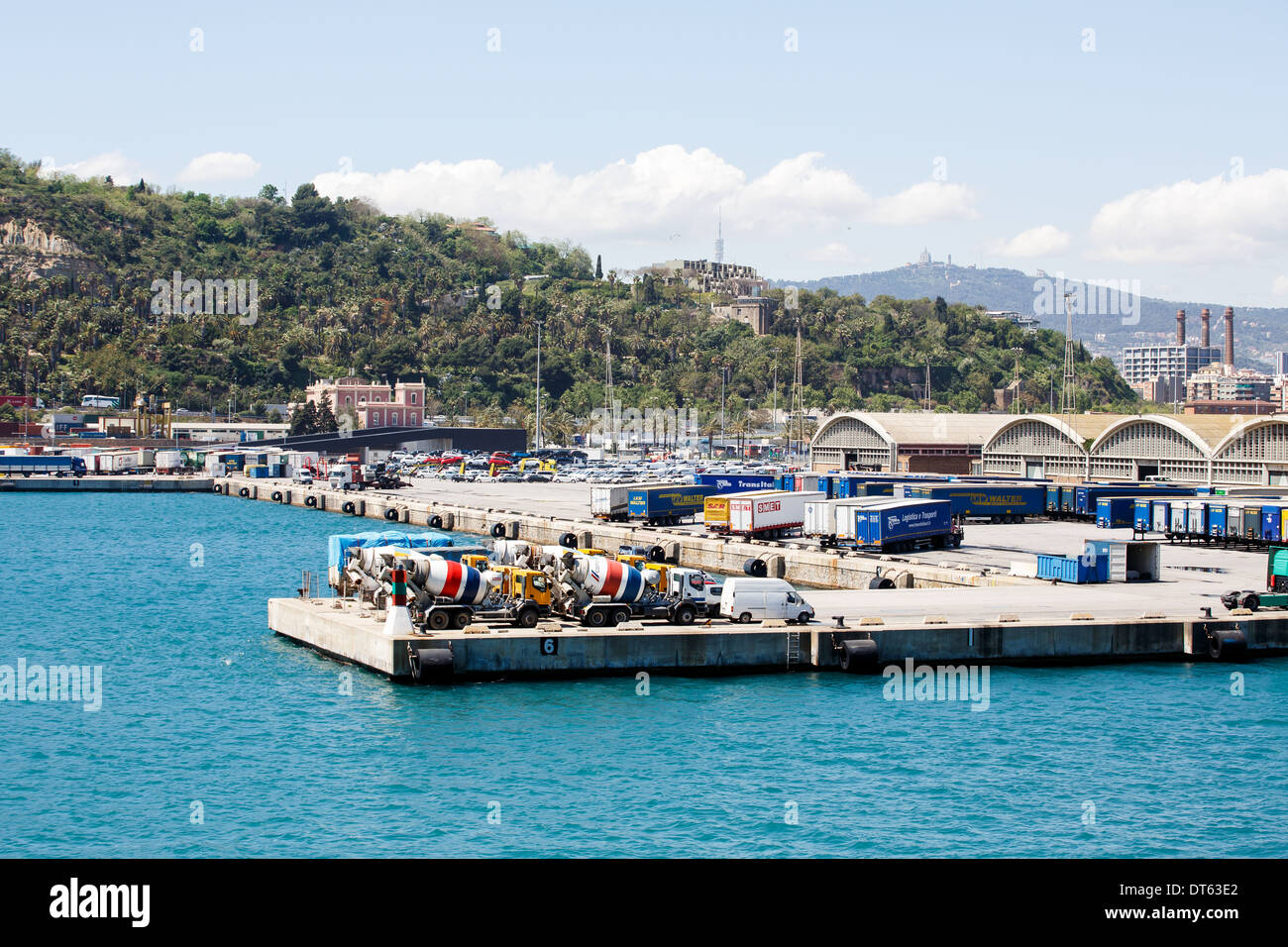 Viele bunte Beton mischen LKW auf einer Zement-Pier im Hafen von Barcelona Stockfoto