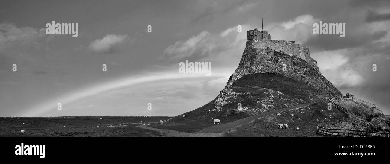 Regenbogen und Sturm, Lindisfarne Castle, heilige Insel Lindisfarne, North Northumberland, England Großbritannien UK Stockfoto