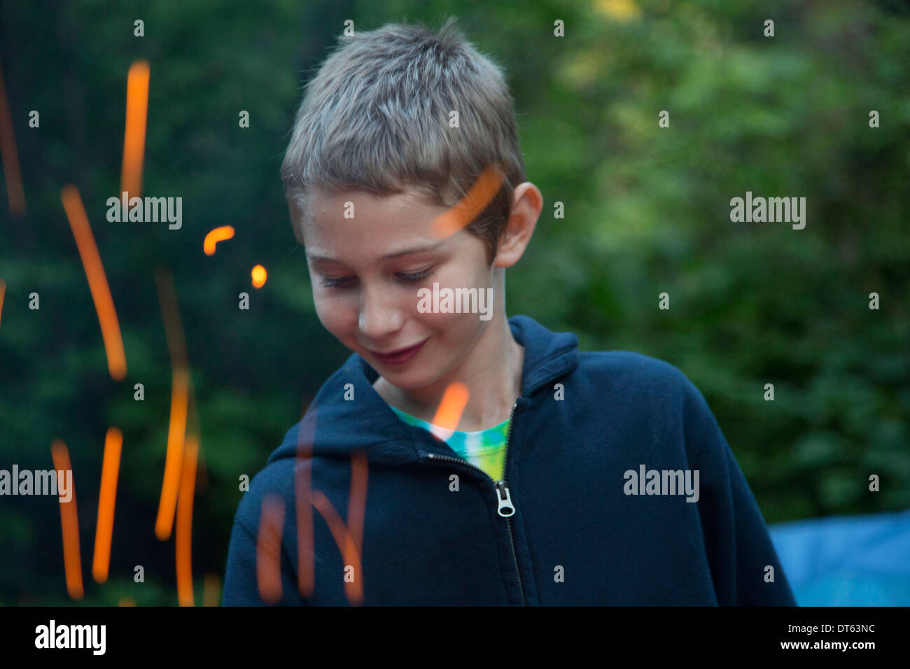 Junge mit Funken vom Lagerfeuer Stockfoto