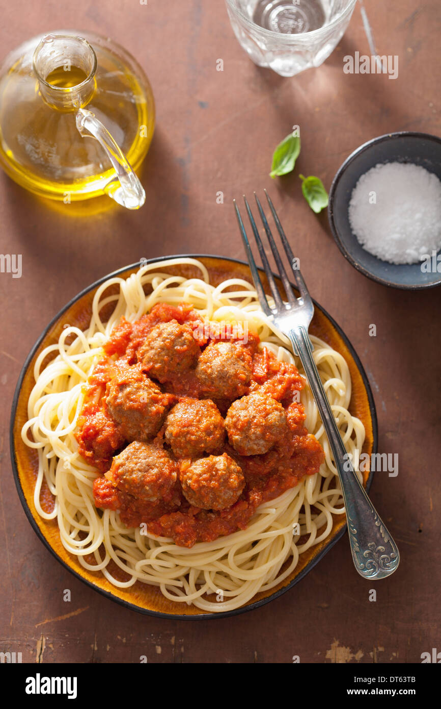 Spaghetti mit Fleischbällchen in Tomatensauce Stockfoto