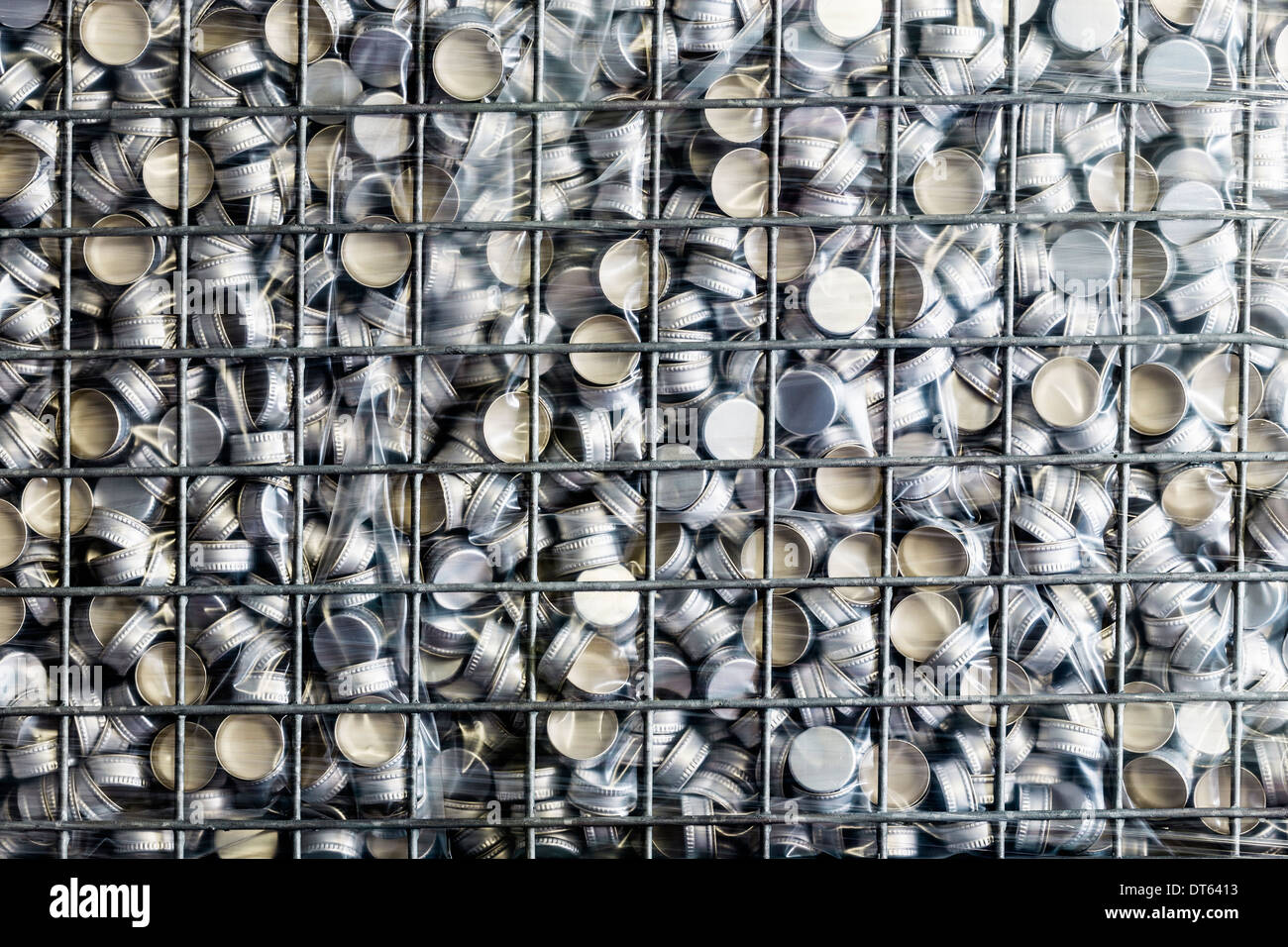 Draht-Käfig voller Kronkorken in Abfüllanlagen Stockfoto