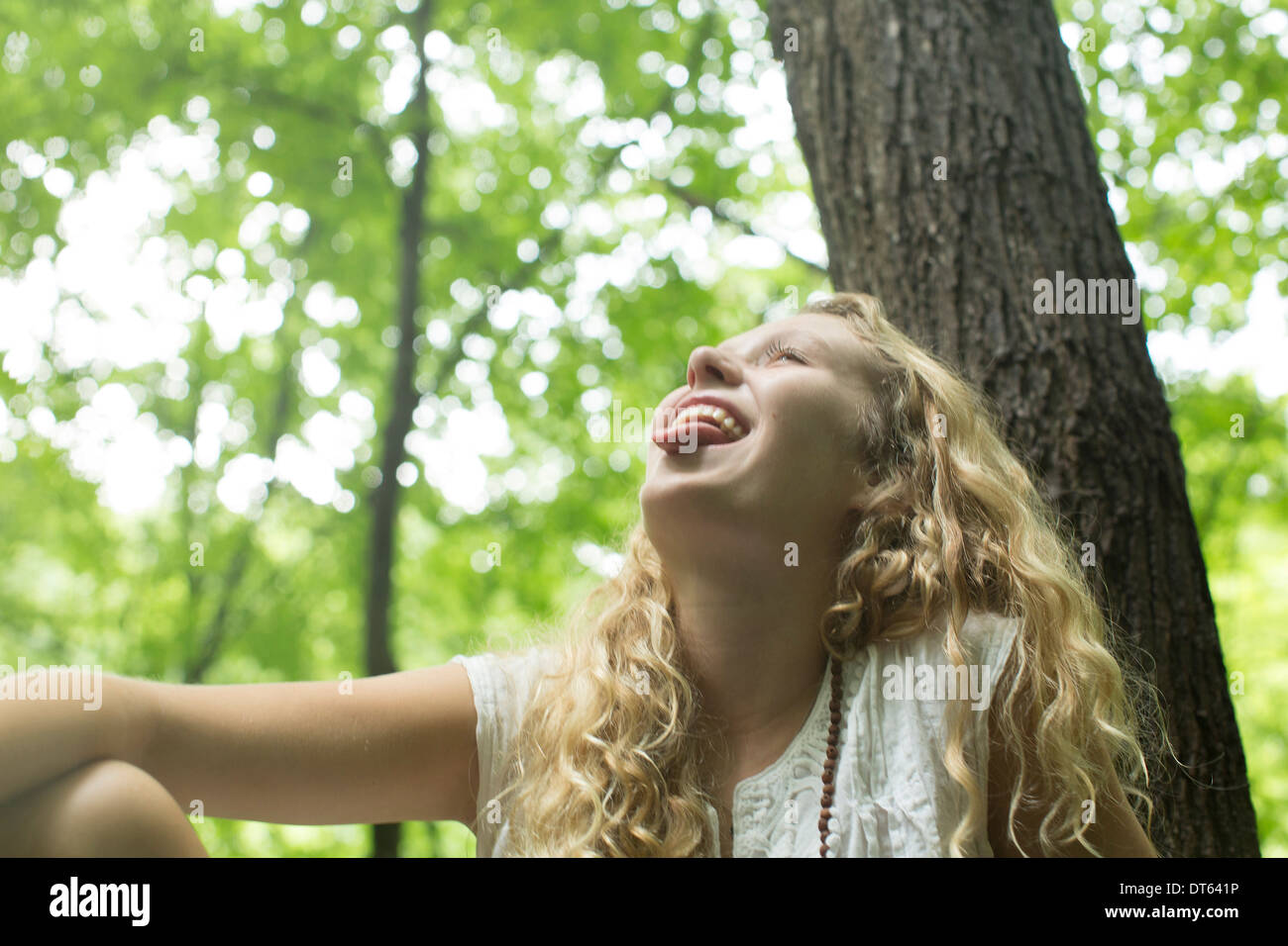 Teenager-Mädchen Lachen im Wald Stockfoto