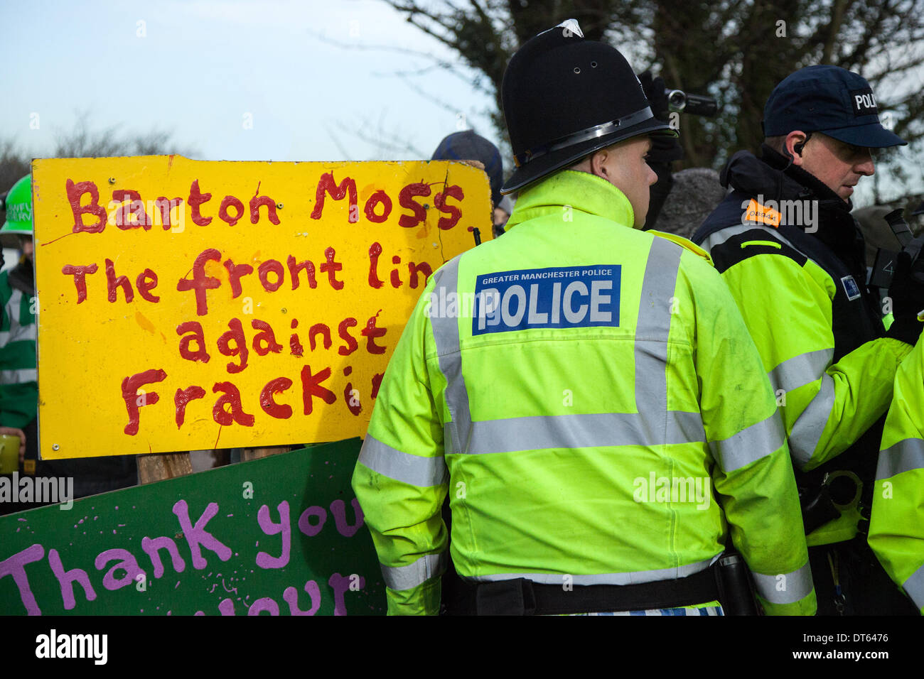 Barton Moss, Manchester, UK. 10. Februar 2014.  Proteste von Aktivisten der Anti-Fracking und eine polizeiliche Operation durch die Polizei des Großraums Manchester weiter an IGAS Bohren Site an Barton Moos. Demonstranten wollen verzögern und behindern Lieferfahrzeuge und Bohren Ausrüstung auf dem Weg in die umstrittene Gas Exploration Site. Fracking Demonstranten haben ein Lager in Barton Moss Road, Eccles einen potenziellen Methangas Extraktion Standort in Salford, Greater Manchester eingerichtet. Bildnachweis: Mar Photographics/Alamy Live-Nachrichten. Stockfoto