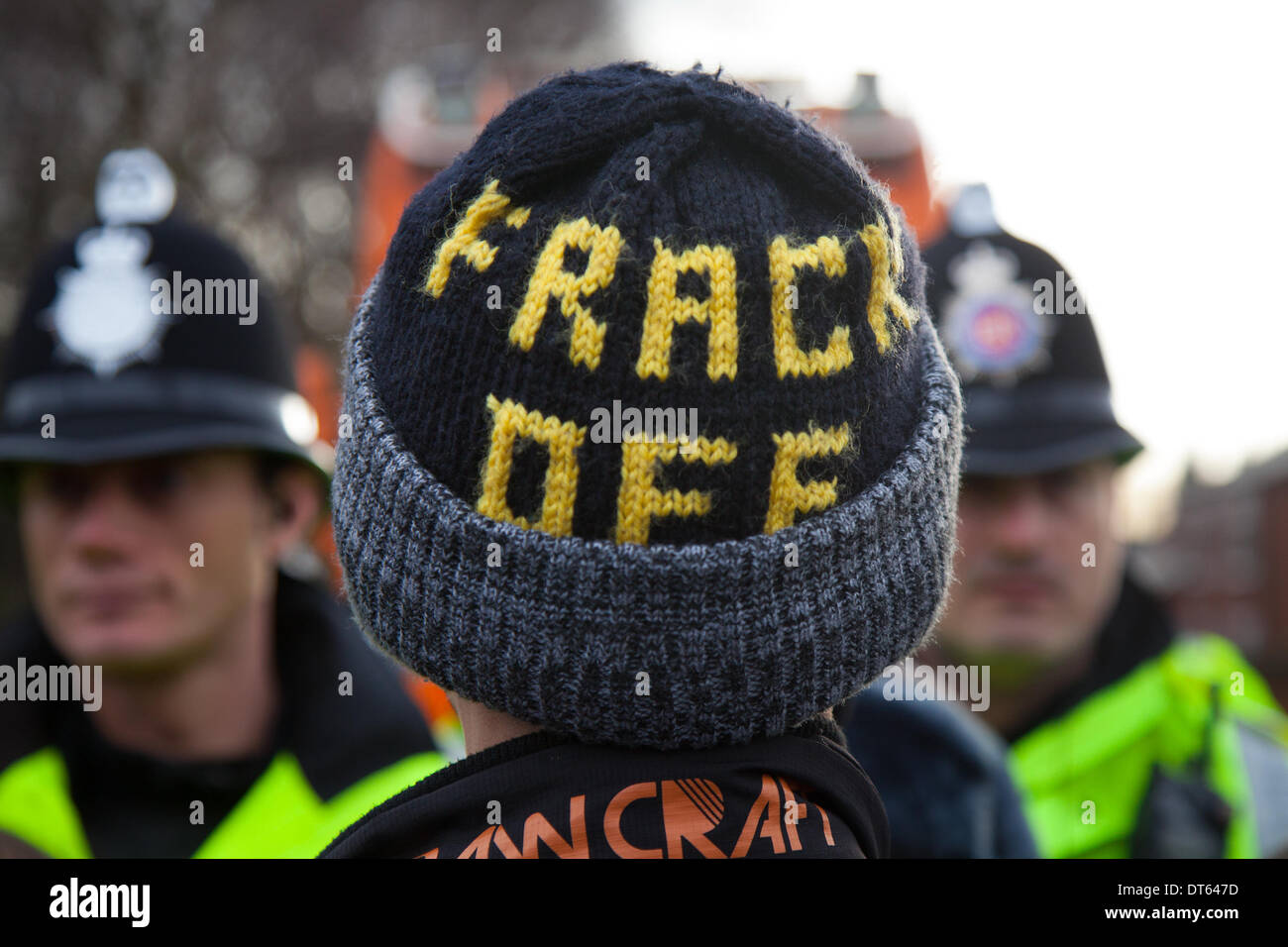 Barton Moss, Manchester, UK. 10 Feb, 2014. Frack aus Protest Polizei konfrontiert. Anti-fracking Aktivisten und eine polizeiliche Maßnahme von Greater Manchester der Polizei weiterhin an IGAS Bohrstelle bei Barton Moss. Demonstranten versuchen zu verzögern und behindern Lieferfahrzeuge und Bohrtechnik en-Route zu den umstrittenen Gas Exploration site. Fracking Demonstranten haben ein Camp am Barton Moss Road, Eccles eine potenzielle Methan - Gasförderung in Salford, Greater Manchester. Stockfoto