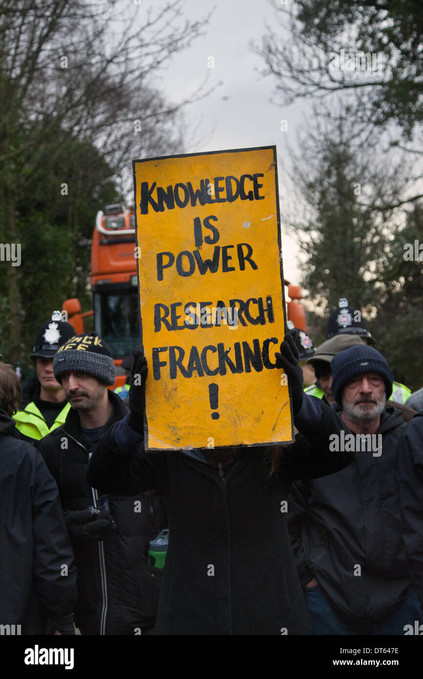 Barton Moss, Manchester, UK. 10. Februar 2014.  Proteste von Aktivisten der Anti-Fracking und eine polizeiliche Operation durch die Polizei des Großraums Manchester weiter an IGAS Bohren Site an Barton Moos. Demonstranten wollen verzögern und behindern Lieferfahrzeuge und Bohren Ausrüstung auf dem Weg in die umstrittene Gas Exploration Site. Fracking Demonstranten haben ein Lager in Barton Moss Road, Eccles einen potenziellen Methangas Extraktion Standort in Salford, Greater Manchester eingerichtet. Bildnachweis: Mar Photographics/Alamy Live-Nachrichten. Stockfoto