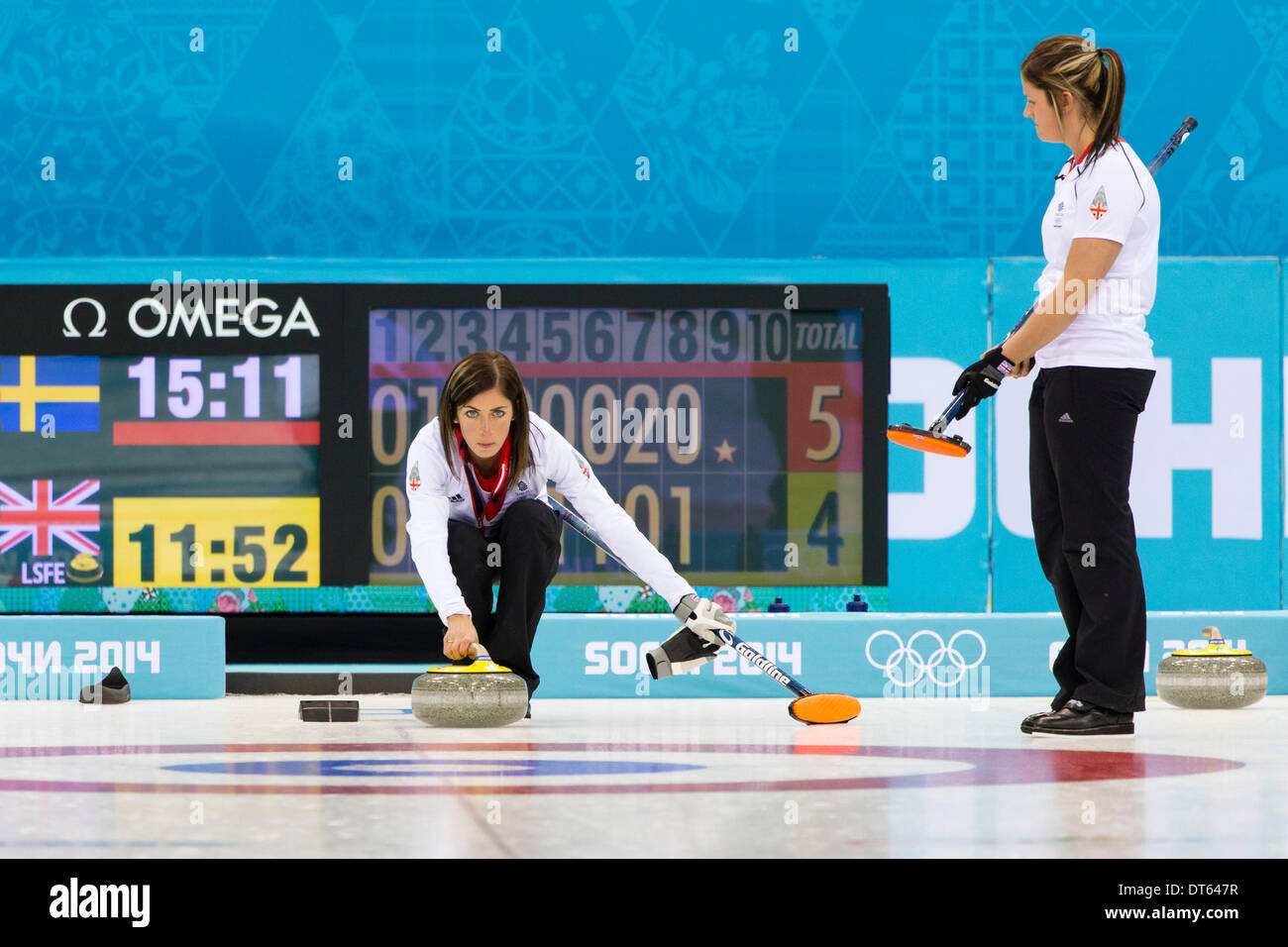 Sotschi, Krasnodar Krai, Rußland. 10. Februar 2014. Großbritanniens überspringen Eve MUIRHEAD bereitet, während die Frauen einen Stein zu liefern ist Curling-Round-Robin-Match zwischen Großbritannien und Schweden im Ice Cube Curling Zentrum - XXII Olympische Winter-Spiele-Credit: Action Plus Sport/Alamy Live News Stockfoto