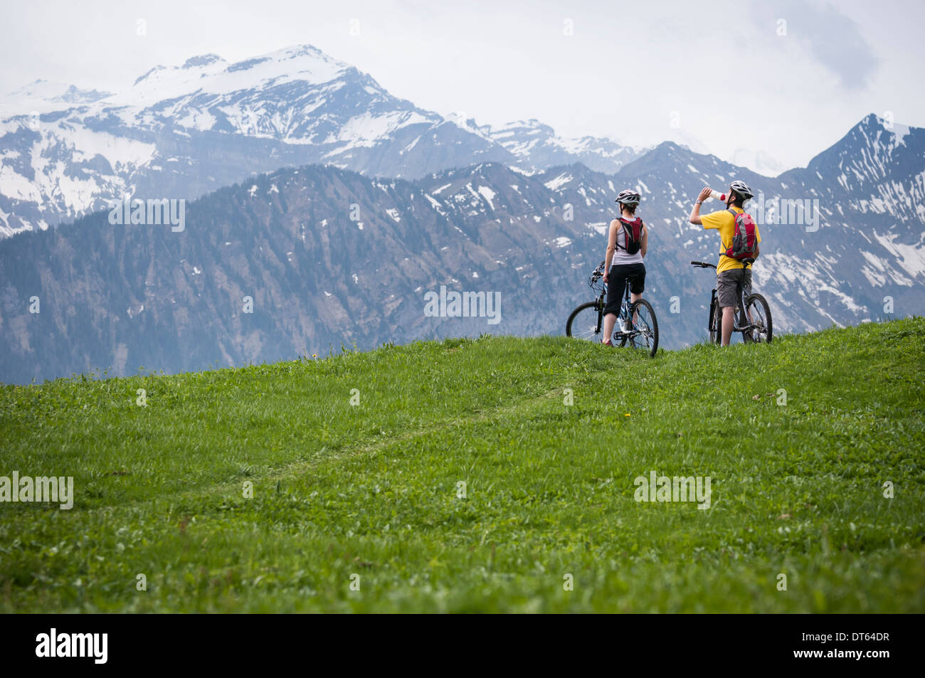 Paar Mountainbike in den Schweizer Alpen, in der Nähe von Waldegg, Berner Oberland, Schweiz Stockfoto