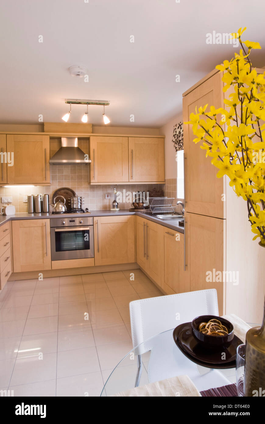 Moderne Kiefer ausgestattet Küche & Essbereich Stockfoto