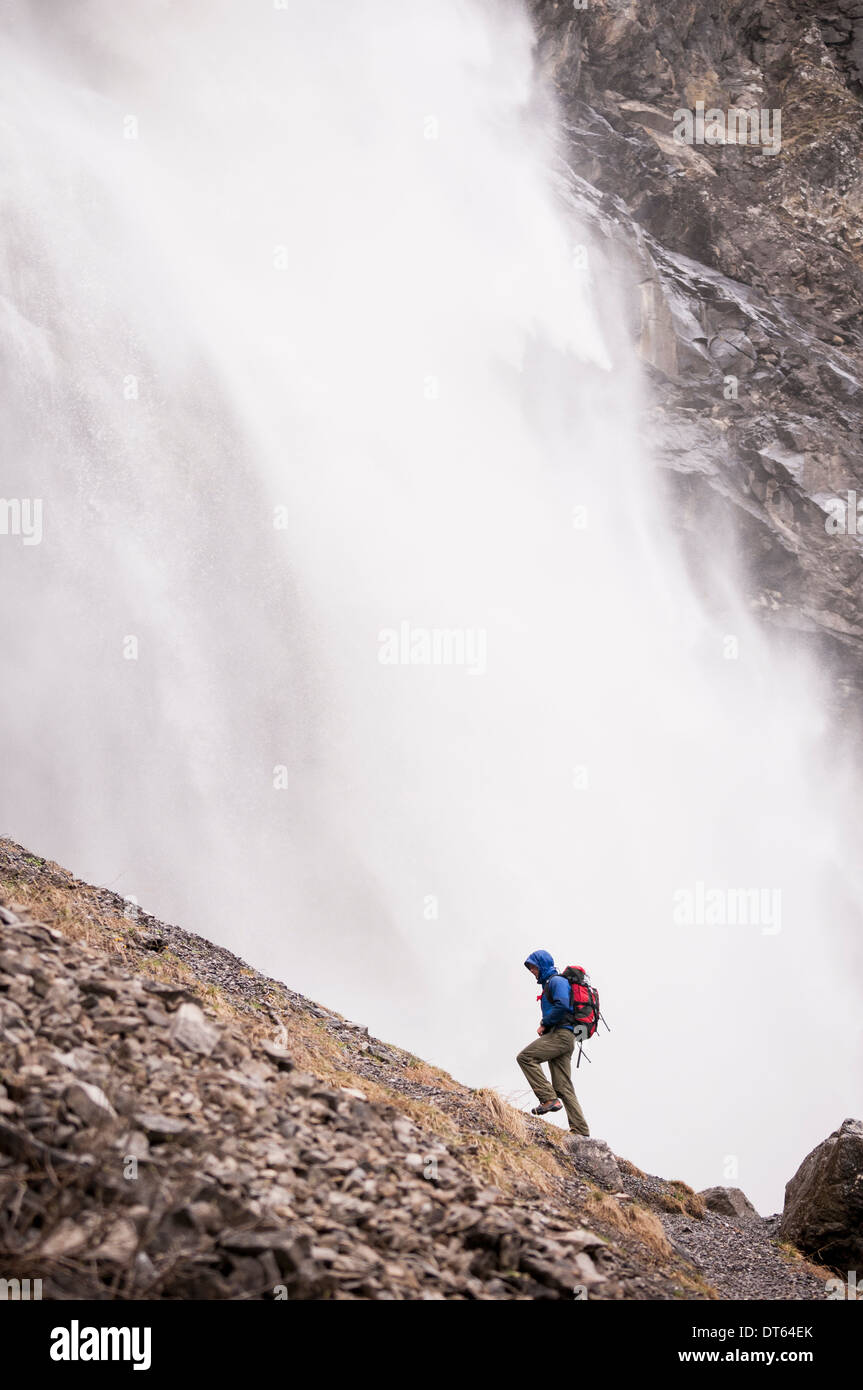 Wandern in der Nähe von Engstligen Mann fällt, Adelboden, Berner Oberland, Schweiz Stockfoto