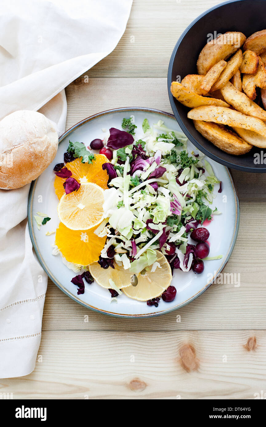 Teller mit Salat mit Beilage von chips Stockfoto