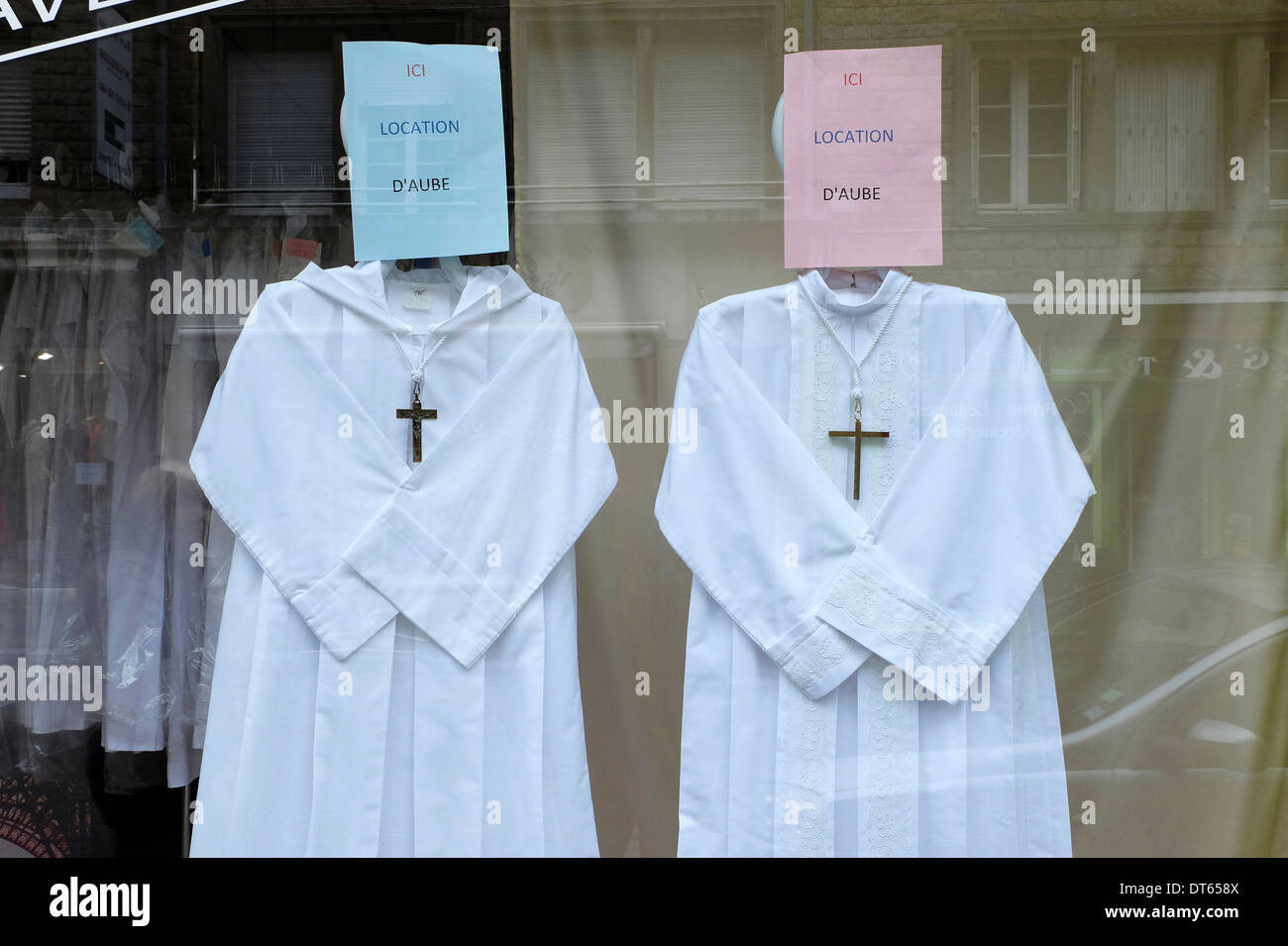 religiöser Kleidung in Wäscherei Fenster, Avranches, Normandie, Frankreich Stockfoto