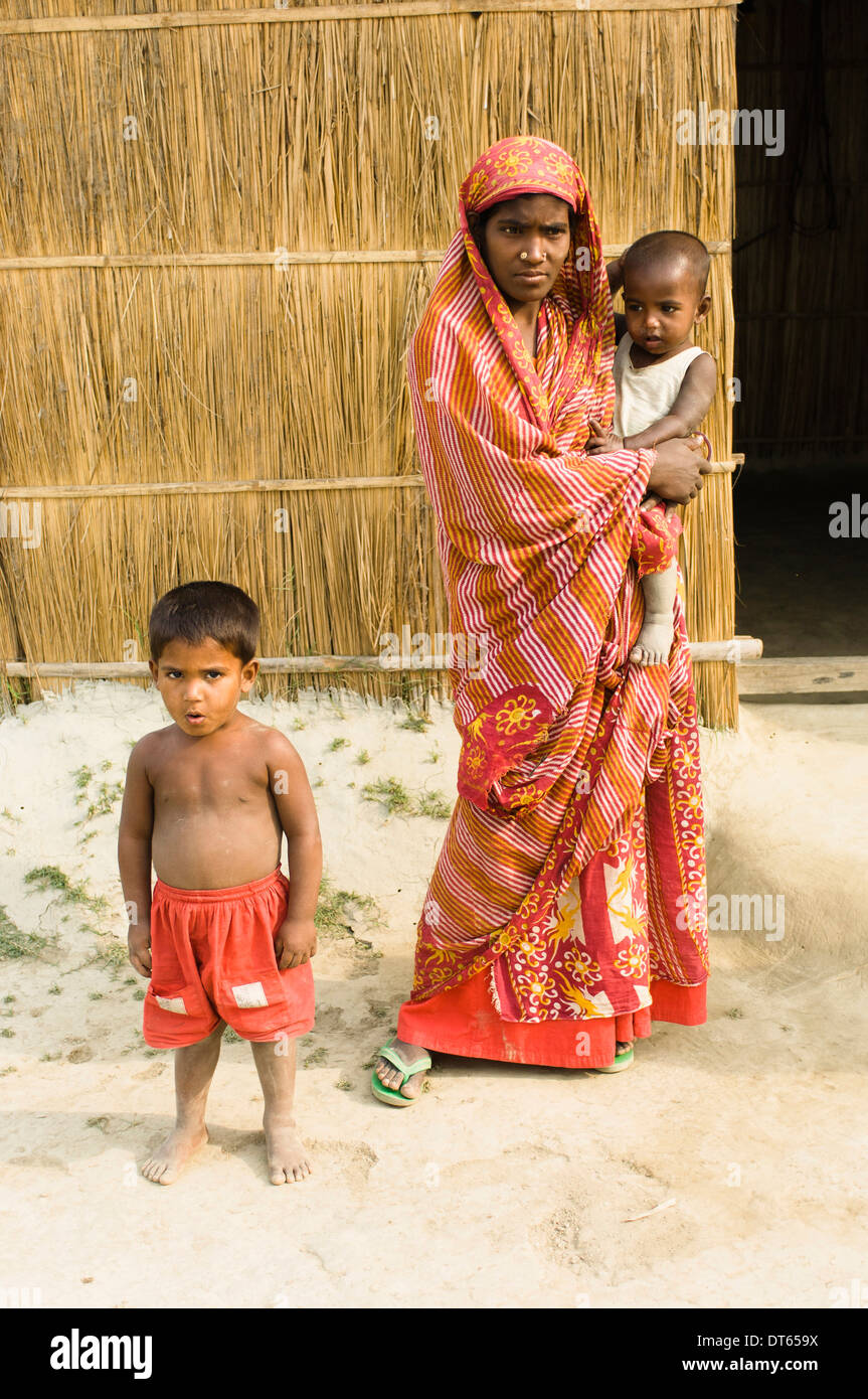 Bangladesch, Dhaka Division, Tangail Sadar Upazila, Mutter und Kinder auf den verarmten Chars, neben dem Brahmaputra Fluss. Stockfoto