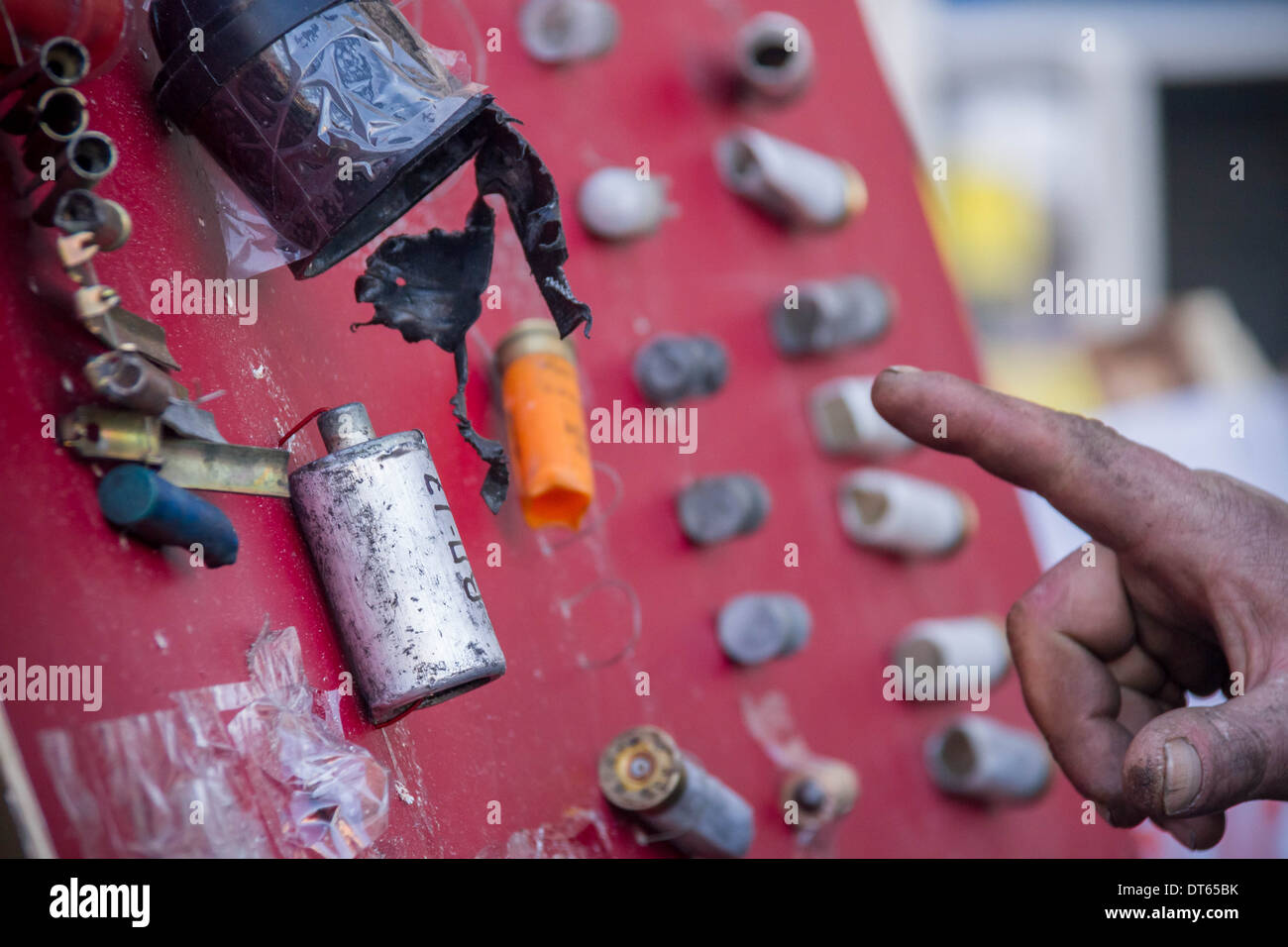 Euromaidan Demonstranten zeigt eine Sammlung von einigen der Munition, die von der Regierung Polizei gegen sie verwendet. Stockfoto