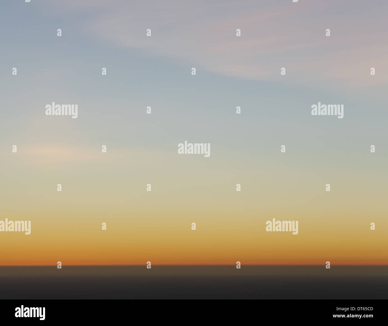 Ein Blick auf den Pazifischen Ozean und den Sonnenuntergang am Horizont. Stockfoto