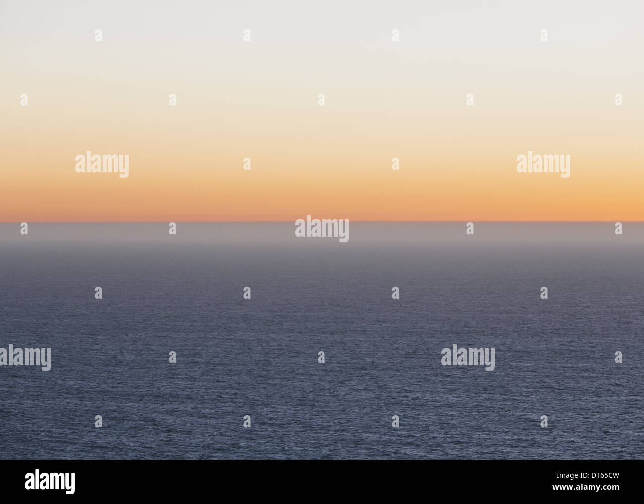Ein Blick auf den Pazifischen Ozean und den Sonnenuntergang am Horizont. Stockfoto
