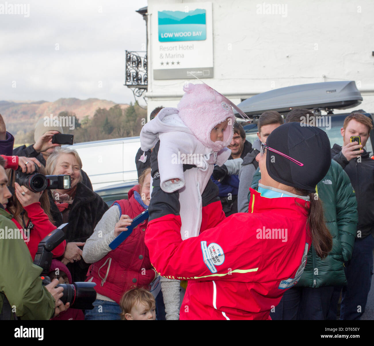 10. Februar 2013 UK Cumbria Davina McCall Sport Relief Herausforderung Tag 3 Photo call außen Low Wood Bay Hotel am Lake Windermere, kurz bevor der reitet, Accrington nach ihrem schwimmen auf dem See Davina - über Breaking Point beginnt an dem Tag schwimmen über Lake Windermere landet auf dem niedrigen Holz Bay Marina, am Lake Windermere, Lake District Nationalpark Davina McCall ausgeführt wird , Schwimmen und Zyklus über 500 Meilen von Edinburgh nach London, in nur sieben Tagen für Sport Relief Stockfoto