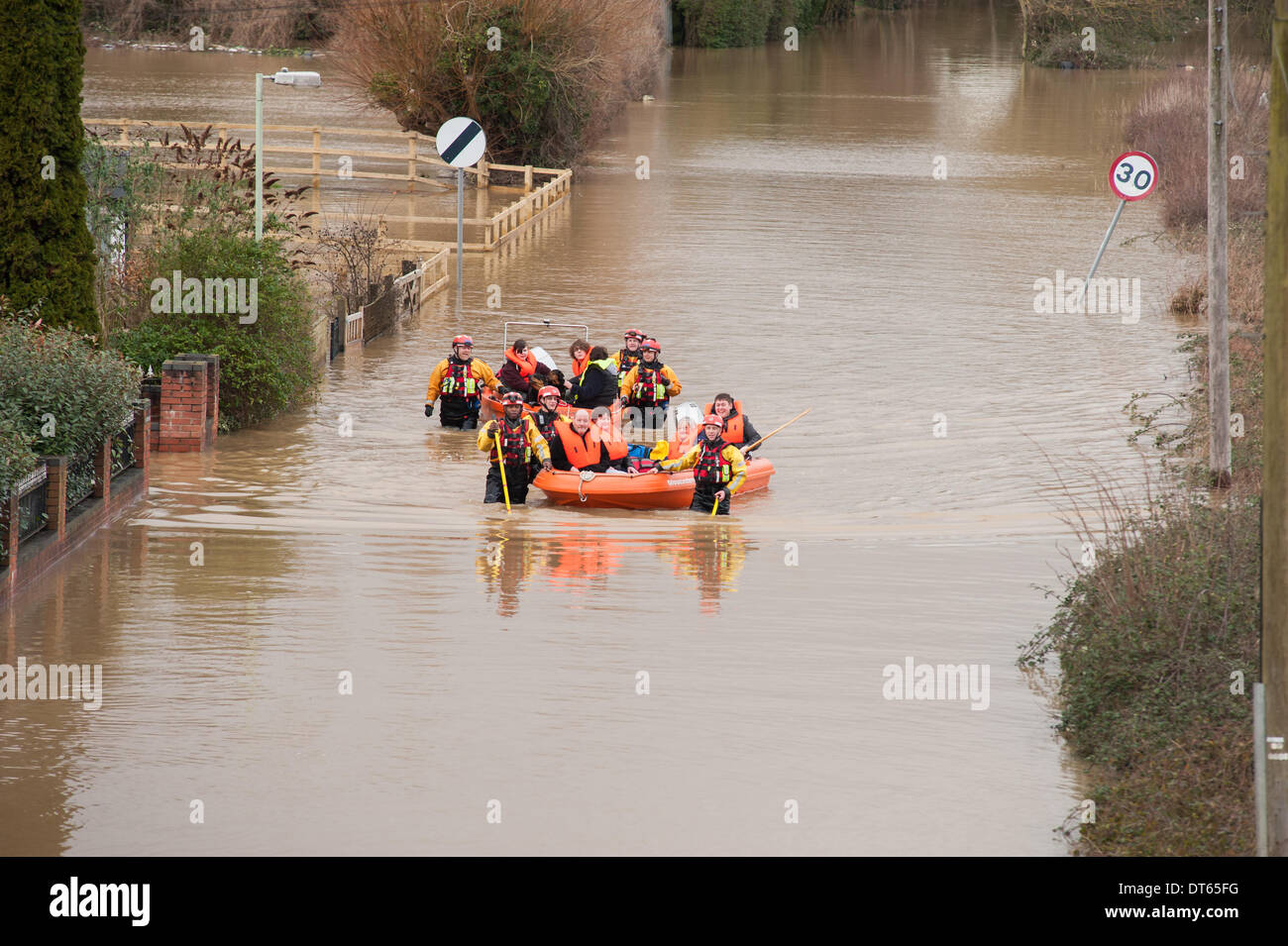 Überschwemmungen in Gloucester, England, 10. Februar 2014. Gloucestershire Feuer und Rettung Service zusammen mit der Severn Bereich Rescue Association retten Bewohner und Haustiere aus ihren überfluteten Häusern mit Booten in Sandhurst Lane nach Dauerregen großflächigen Überschwemmungen im Bereich verursacht hat. Bildnachweis: Tom Radford/Alamy Live-Nachrichten Stockfoto