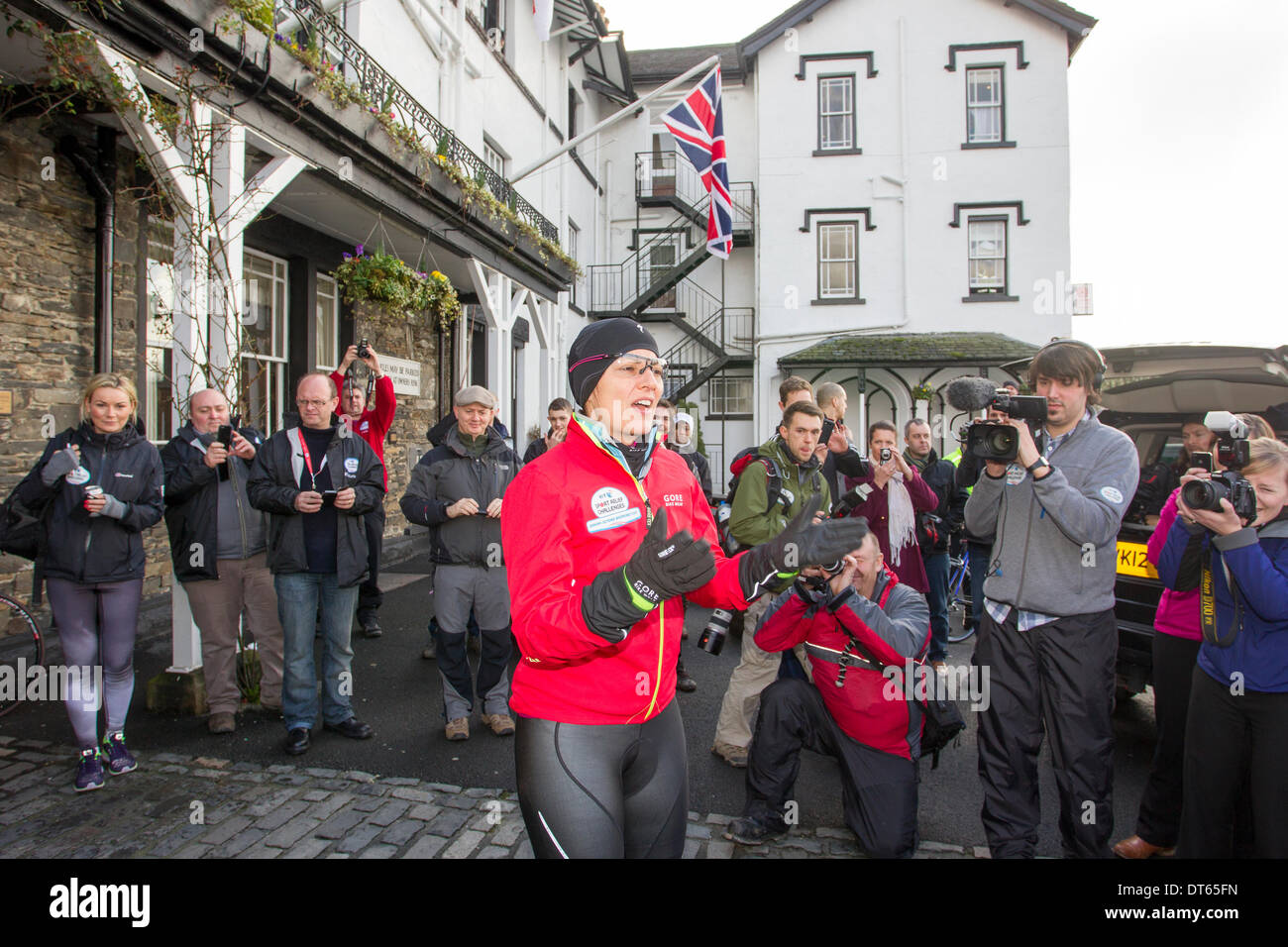 10. Februar 2013 UK Cumbria Davina McCall Sport Relief Herausforderung Tag 3 Photo call außen Low Wood Bay Hotel am Lake Windermere, kurz bevor der reitet, Accrington nach ihrem schwimmen auf dem See Davina - über Breaking Point beginnt an dem Tag schwimmen über Lake Windermere landet auf dem niedrigen Holz Bay Marina, am Lake Windermere, Lake District Nationalpark Davina McCall ausgeführt wird , Schwimmen und Zyklus über 500 Meilen von Edinburgh nach London, in nur sieben Tagen für Sport Relief Stockfoto