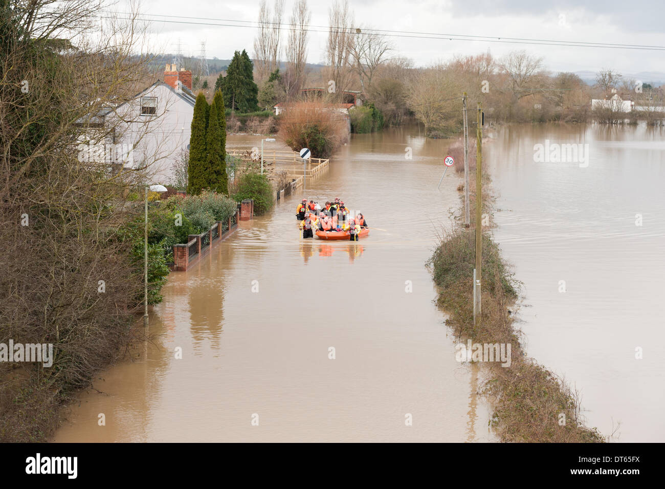 Überschwemmungen in Gloucester, England, 10. Februar 2014. Gloucestershire Feuer und Rettung Service zusammen mit der Severn Bereich Rescue Association retten Bewohner und Haustiere aus ihren überfluteten Häusern mit Booten in Sandhurst Lane nach Dauerregen großflächigen Überschwemmungen im Bereich verursacht hat. Bildnachweis: Tom Radford/Alamy Live-Nachrichten Stockfoto