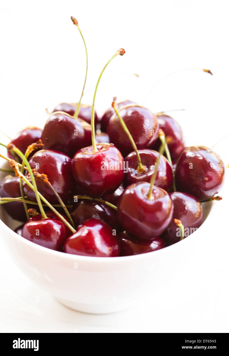 Nahaufnahme der Schüssel mit frischen roten Kirschen auf der Leuchtfläche Stockfoto