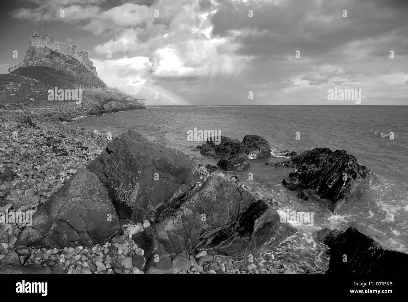 Regenbogen und Sturm, Lindisfarne Castle, heilige Insel Lindisfarne, North Northumberland, England Großbritannien UK Stockfoto