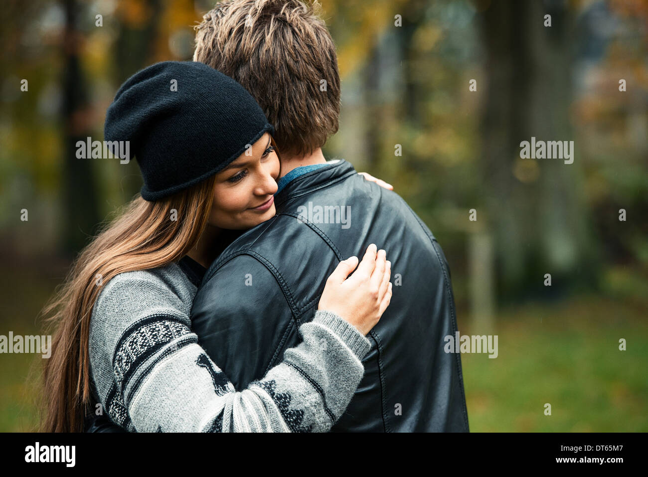 Junges Paar umarmt in Wäldern Stockfoto