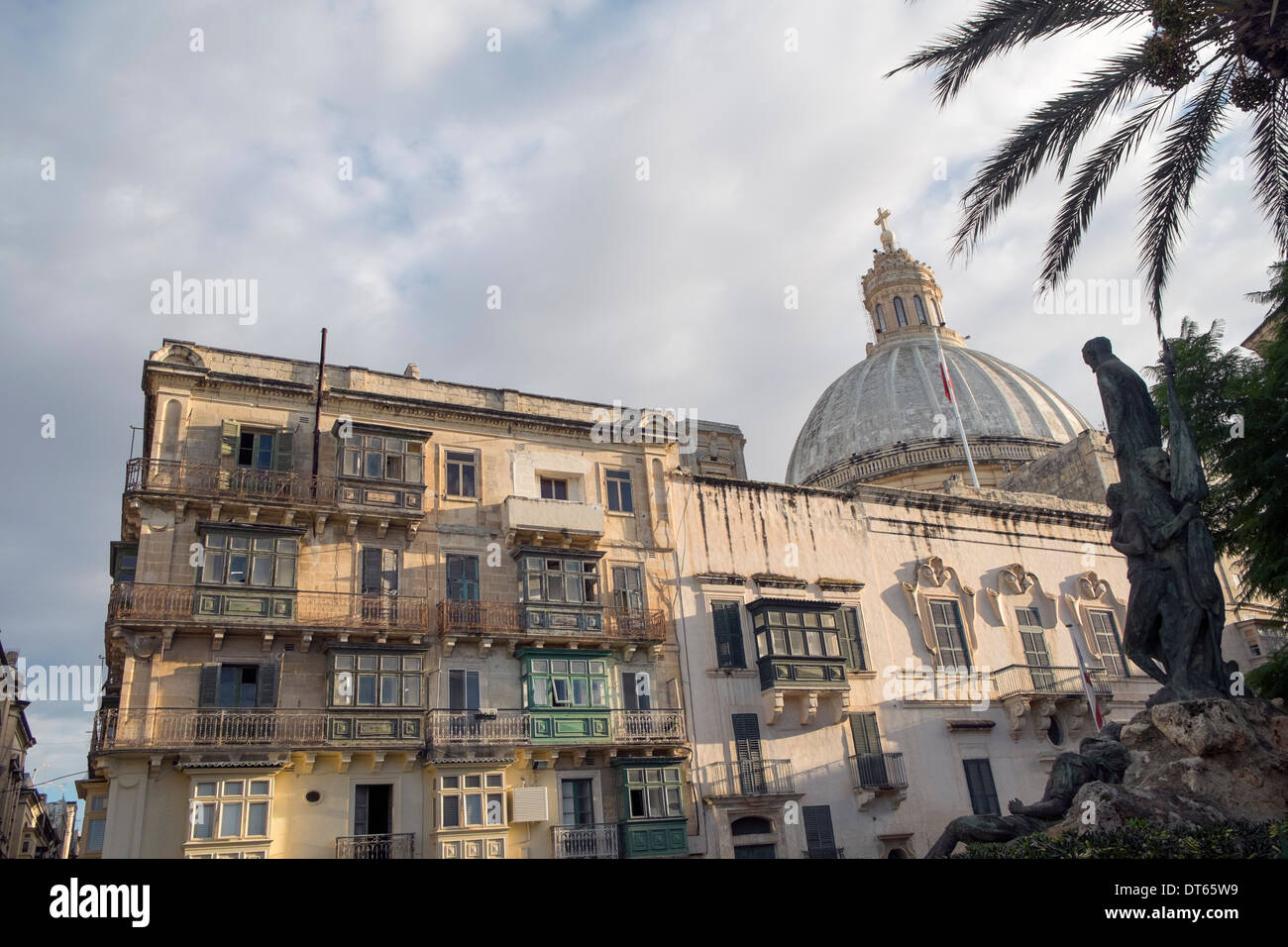 Weststraße und Kuppel der Karmeliterkirche, Valletta, Malta Stockfoto