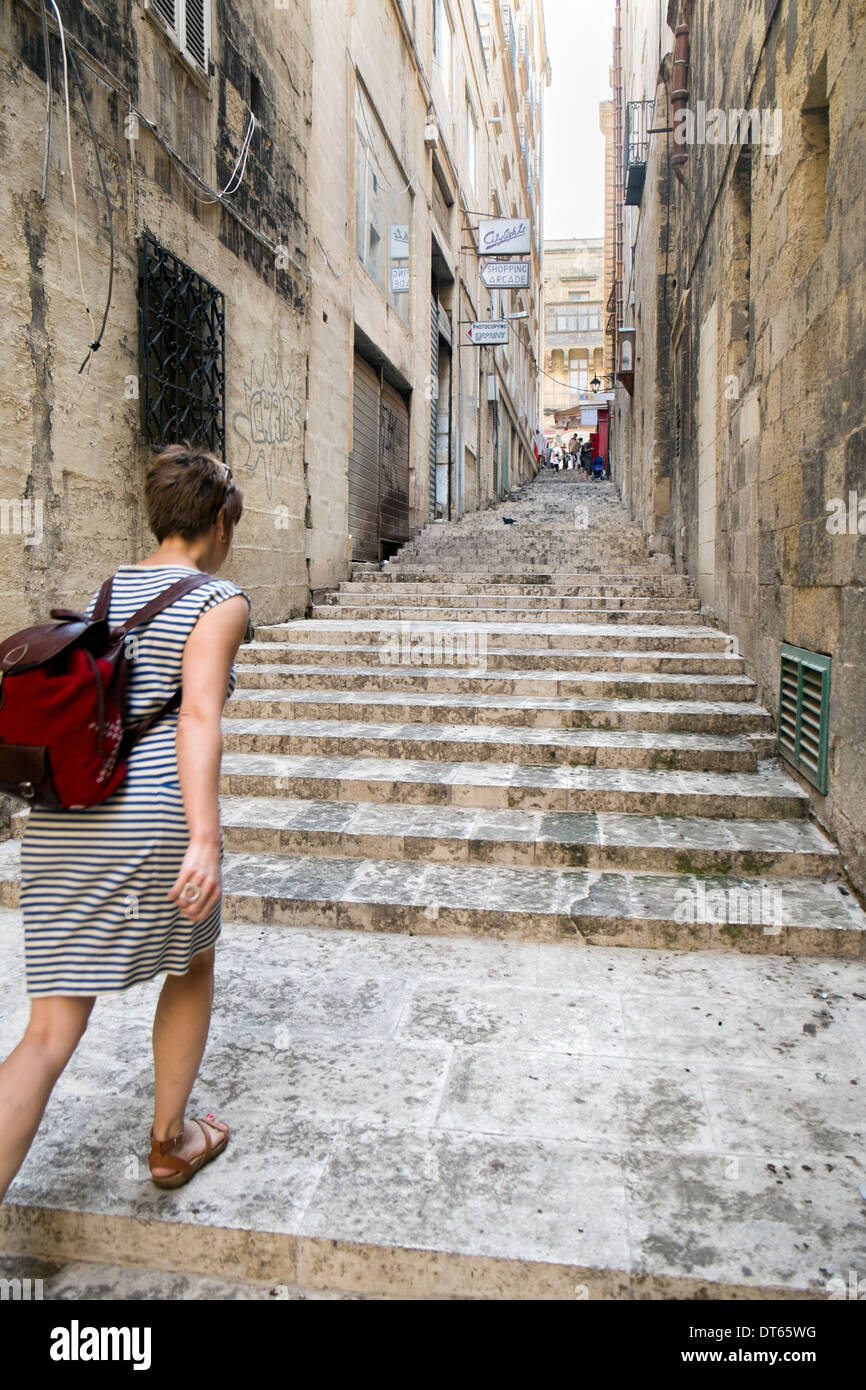 Weibliche Touristen Treppensteigen, Valletta, Malta Stockfoto